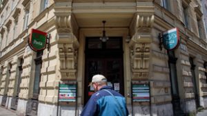 Megkezdték a nyomtatást, hamarosan fontos csomaggal érkezik a postás a nyugdíjasokhoz