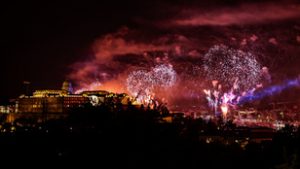 Európa-rekord tűzijáték, nagy bejelentés az ellenzék részéről, vita a koncertekről