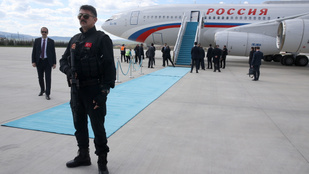 Lézeres rakétaelhárító rendszer, konditerem, arany WC – ilyen géppel érkezik Vlagyimir Putyin Alaszkába