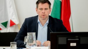 Kitört a kommentháború Vitézy Dávid posztja alatt, tiszás és momentumos politikusok is osztották egymást