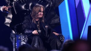 Rendhagyó módon tisztelgett a brit királyi család Ozzy Osbourne előtt