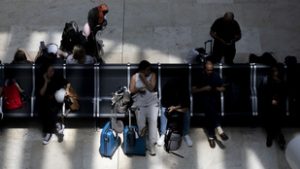 Támadás alatt a Wizz Air és az Easyjet, pert indítottak ellenük a kézipoggyászdíjak miatt
