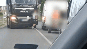 Veszélyes manőverek után a főút közepén rontott neki egy autósnak egy agresszív sofőr