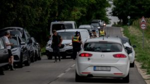Létrákkal és egy emelővel vették körül a hatvanpusztai birtokot, távcsövekkel kémlelik, mi van odabent