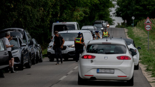 Létrákkal és egy emelővel vették körül a hatvanpusztai birtokot, távcsövekkel kémlelik, mi van odabent