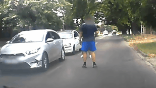 Fémkalapáccsal hadonászott, majd a pólóját is letépte egy dühöngő férfi Csepelen