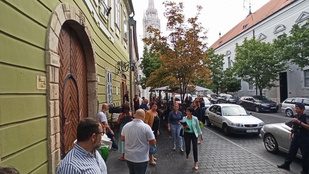 Lecsaptak a végrehajtók, kipakolták a Budai Vár történelmi cukrászdáját