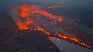 Rohamosan terjed a tűz Dél-Franciaországban, már halálos áldozatatot követeltek a lángok