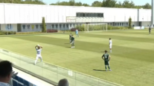 Bedobásból szerzett véletlenül gólt az MTK játékosa, pedig csak sportszerű akart lenni – Videó