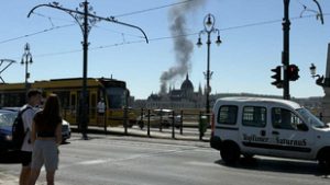 Tűz ütött ki Budapest belvárosában, hatalmas lángokkal ég egy busz