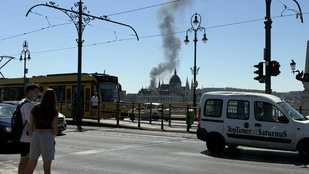 Tűz ütött ki Budapest belvárosában, hatalmas lángokkal ég egy busz