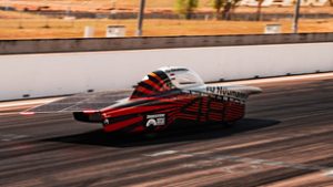 Újra a világ élvonalában: a Neumann János Egyetem napelemes autója is rajthoz áll Ausztráliában