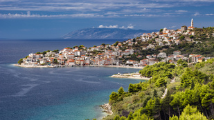 „Takarodjatok, gyilkosok!” – Eldurvult a helyzet egy horvát tengerparti városban