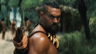Jason Momoa mindent elvállal, cápával birkózik az új sorozatában