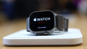 Tovább gyűrűzik a botrány az Apple körül, ég a ház a vállalatnál