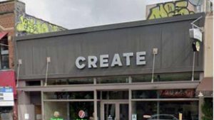 Emberi ujjbegy került a csirkés wrapbe harapó nő szájába