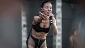 „Készen állok a szülésre” – új fejezet nyílik a Szigeten sokkoló énekesnő életében