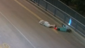 Két súlyos rollerbaleset is történt Somogyban, egy ittas férfi arccal az útba csapódott Siófokon