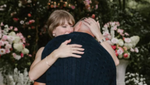 Ennyibe kerülhetett Taylor Swift mintegy 20 karátos, masszív csodaékszere