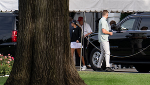 Mindenki nyugodjon meg, Donald Trump él és golfozgat