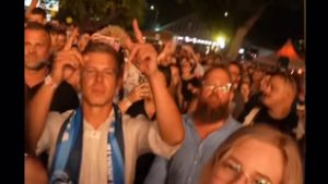 Csurrant, cseppent: így bulizott Magyar Péter Majka koncertjén Nagy Ervinnel