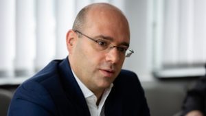 Új sorozatot indított Mráz Ágoston Sámuel, rögtön megkapta a magáét Török Gábor és Tölgyessy Péter