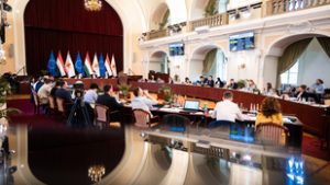 Egymásnak estek a fővárosi képviselők: azon megy a verseny, ki jár be kevesebbet dolgozni