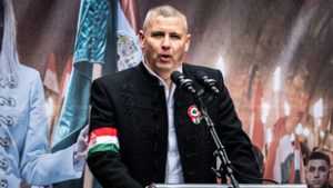 A honvédelmi miniszter is megszólalt Ruszin-Szendi Romulusz lakossági fórumon való fegyverviseléséről