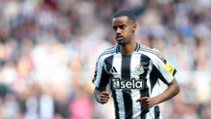 Bombarobbanás Liverpoolban: Alexander Isak PL-rekordösszegért Szoboszlaiék klubtársa lesz