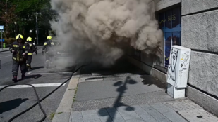 Videón a vasárnap kigyulladt V. kerületi üzlet oltása