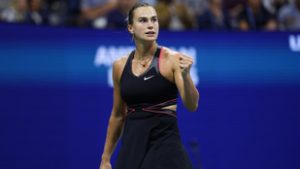 Szetthátrányból jutott döntőbe a címvédő a US Openen, a hazaiak kedvencével találkozik