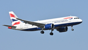 Pánik a fedélzeten: Talpig védőruhába öltözött tűzoltók lepték el a British Airways egyik járatát