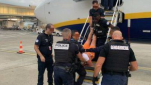 Egy részeg utas megpróbálta kinyitni a vészkijáratot a Ryanair járatán