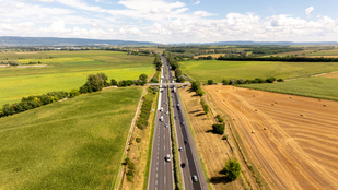 Bejelentette a kormány: jön a kedvezményes autópálya-matrica az M1-es felújítása miatt