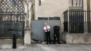 Kalapáccsal üti a tüntetőket a bíró Banksy legújabb festményén, a rendőrök letakarták az alkotást