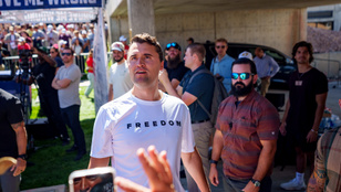 Hajtóvadászat indult Charlie Kirk gyilkosa ellen, egy fekete ruhás fegyverest keresnek