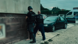 Kommandósok csaptak le az idősektől lakásokat kicsaló bandára