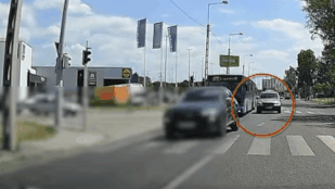 Megállásra kényszerítette a buszt, majd a záróvonalon át előzött egy autós a XVII. kerületben