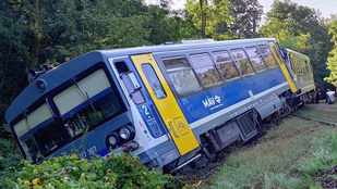 Kisiklott egy személyvonat Magyarkútnál