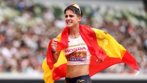 Már adta az interjúkat a spanyol gyalogló hölgy, amikor az ezüstérmes még célba sem ért
