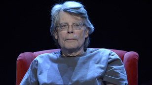 Stephen King bocsánatot kért, miután azt állította, hogy Charlie Kirk a melegek megkövezését szorgalmazta