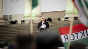 Orbán Viktor beváltotta a fenyegetését, seprűvel esett neki a poloskáknak