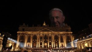 Ferenc pápa arca jelent meg a Vatikán felett