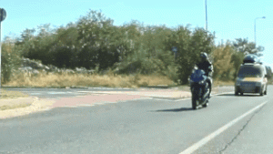 Hátulról tarolta le a furgon a motorost, aki szabálytalan biciklisnek adott elsőbbséget