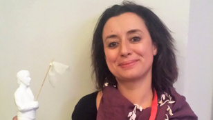 „Allah leszbikus” feliratú póló miatt másfél év börtönbüntetést kapott egy marokkói feminista