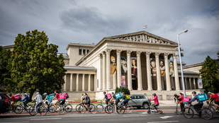 Kiakadtak a futárok, felvonulással lassították a forgalmat Budapesten, követeléseik vannak