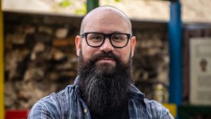 Botrány a józsefvárosi időközi választás előtt: nőbántalmazással vádolják az MKKP jelöltjét