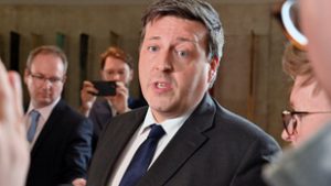Elvesztette a fejét, megragadta és trágár szavakkal szidalmazta a volt pártvezetőt a parlamenti képviselő