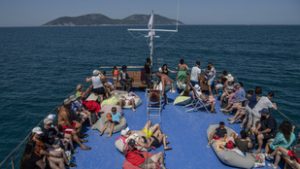 „Úgy pörögtünk a vízen, mint a büdösbogár” – magyar turistacsoport rekedt a nyílt vízen Albániában