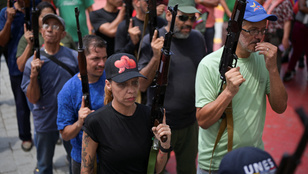 Fokozódik a helyzet Venezuelában, civileket képeznek ki egy esetleges amerikai támadás miatt